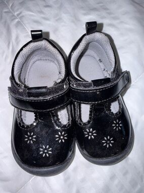 Stride Rite Black Patent Mary Jane Shoes with Floral Cutouts